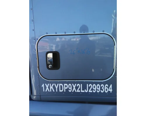 KENWORTH T680 DOOR, COMPARTMENT