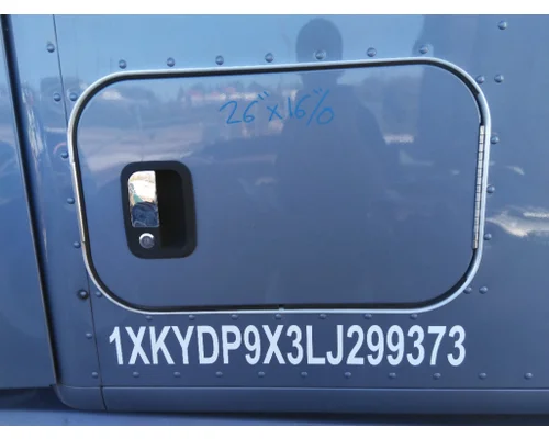 KENWORTH T680 DOOR, COMPARTMENT