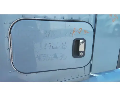 KENWORTH T680 DOOR, COMPARTMENT