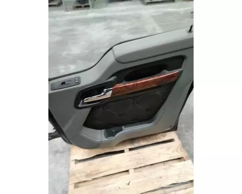 KENWORTH T680 Door Assembly, Front