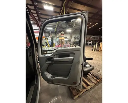 KENWORTH T680 Door Assembly, Front