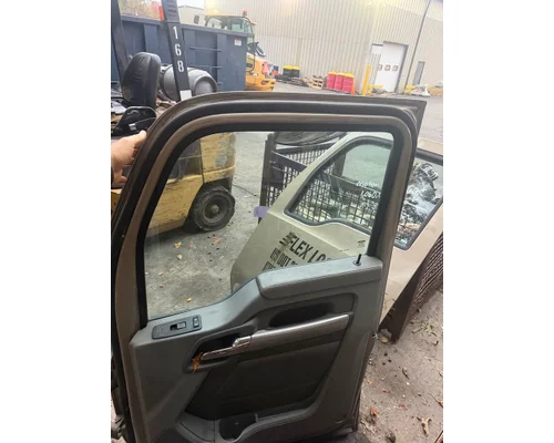 KENWORTH T680 Door Assembly, Front
