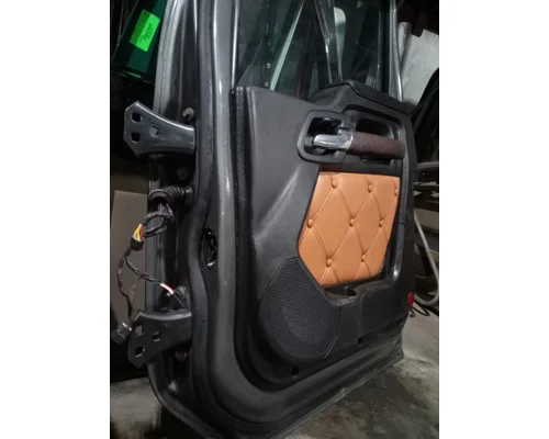 KENWORTH T680 Door Assembly, Front