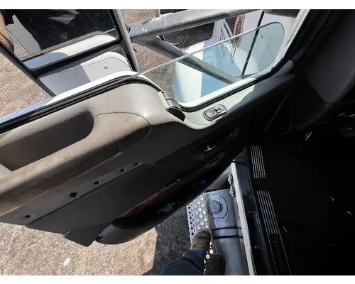 KENWORTH T680 Door Assembly, Front