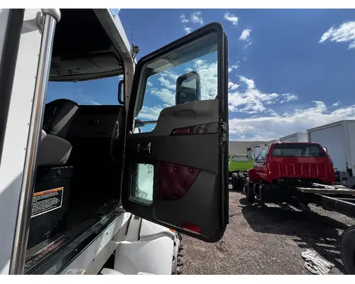 KENWORTH T680 Door Assembly, Front