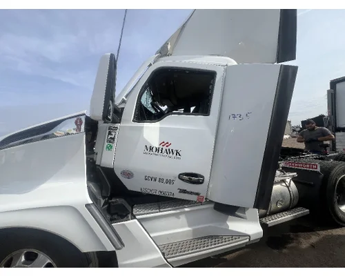 KENWORTH T680 Door Assembly, Front