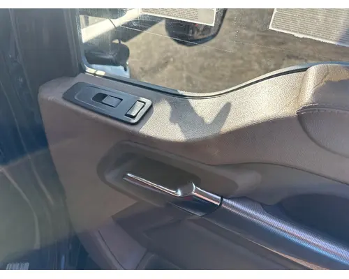 KENWORTH T680 Door Assembly, Front