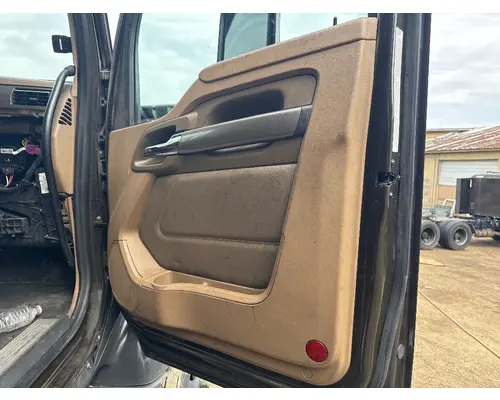 KENWORTH T680 Door Assembly, Front