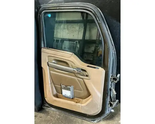 KENWORTH T680 Door Assembly, Front