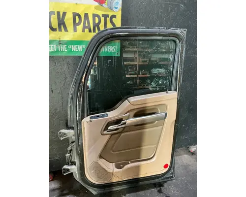 KENWORTH T680 Door Assembly, Front