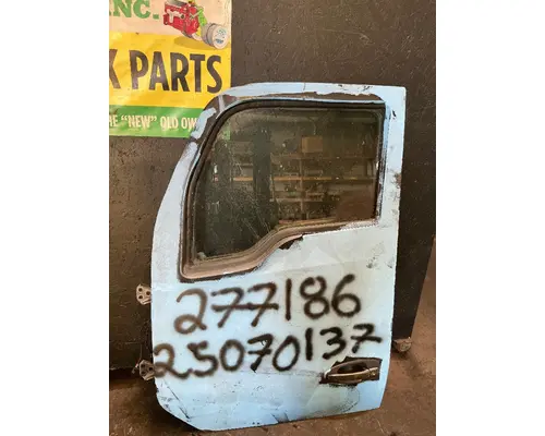 KENWORTH T680 Door Assembly, Front