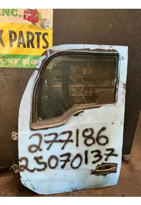 KENWORTH T680 Door Assembly, Front