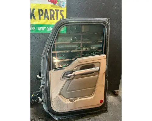 KENWORTH T680 Door Assembly, Front