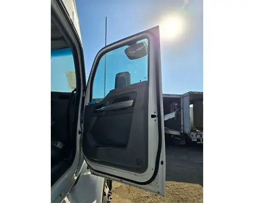 KENWORTH T680 Door Assembly, Front