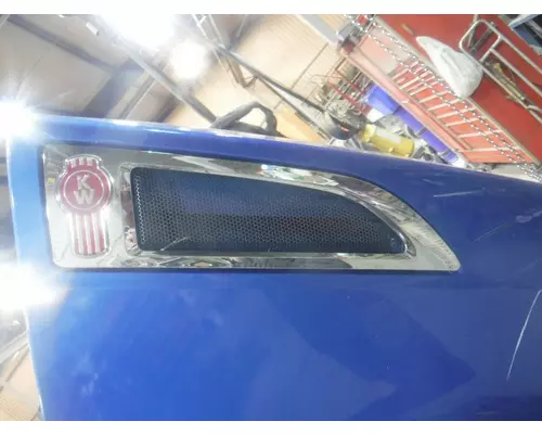 KENWORTH T680 Hood Side Vent