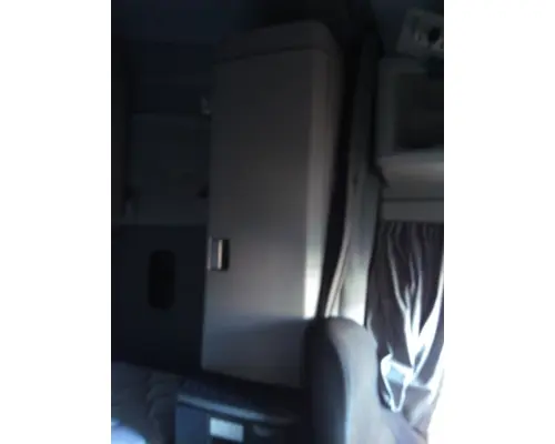 KENWORTH T680 SLEEPER CLOSET