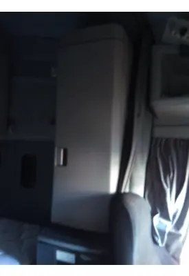 KENWORTH T680 SLEEPER CLOSET