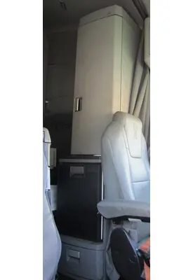 KENWORTH T680 SLEEPER CLOSET