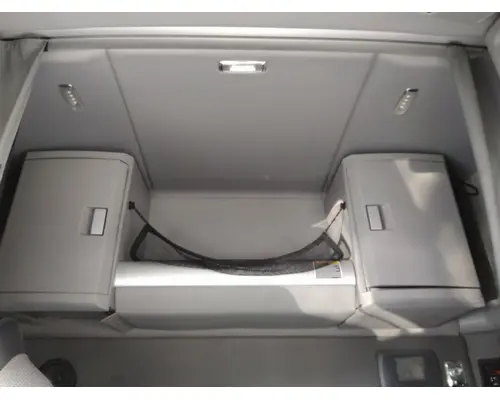 KENWORTH T680 SLEEPER CLOSET