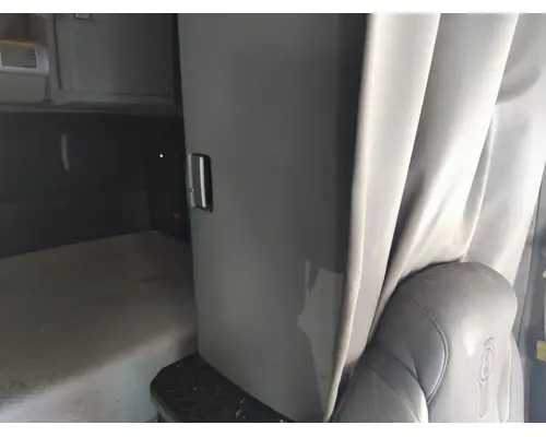 KENWORTH T680 SLEEPER CLOSET