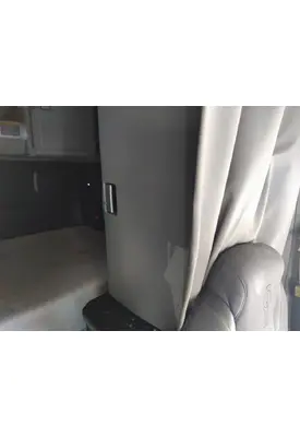 KENWORTH T680 SLEEPER CLOSET