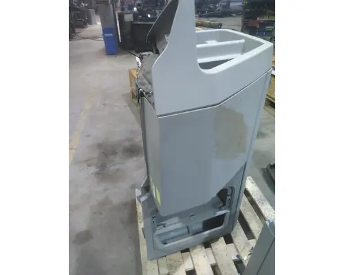 KENWORTH T680 SLEEPER CLOSET