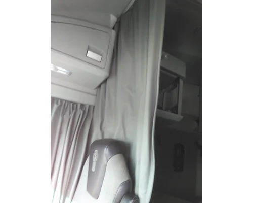 KENWORTH T680 SLEEPER CURTAIN