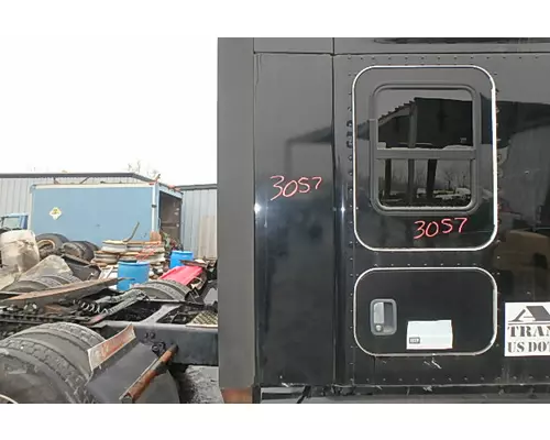 KENWORTH T680 Sleeper Door