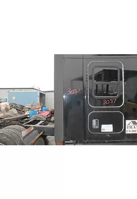 KENWORTH T680 Sleeper Door