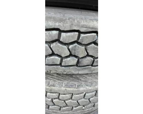 KENWORTH T680 Tire and Rim