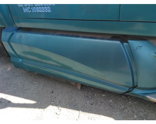 KENWORTH T700 CAB SKIRT/SIDE FAIRING