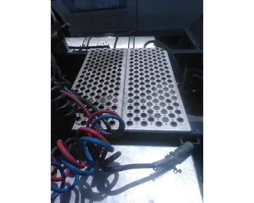 KENWORTH T880 DECK (CATWALK) STEP