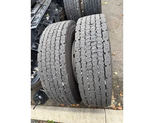 KENWORTH T880 Tire and Rim