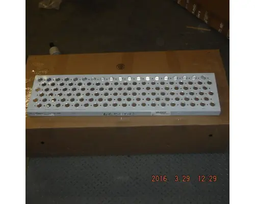 KENWORTH W900 BATTERY BOX STEP