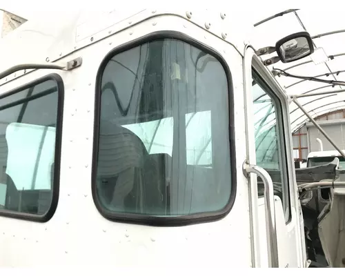Kenworth T300 Back Glass