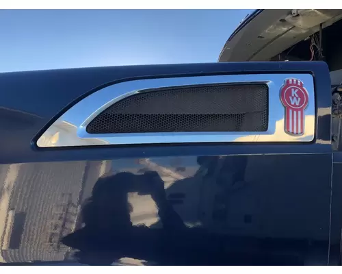 Kenworth T680 Hood Side Vent
