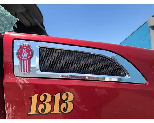 Kenworth T680 Hood Side Vent