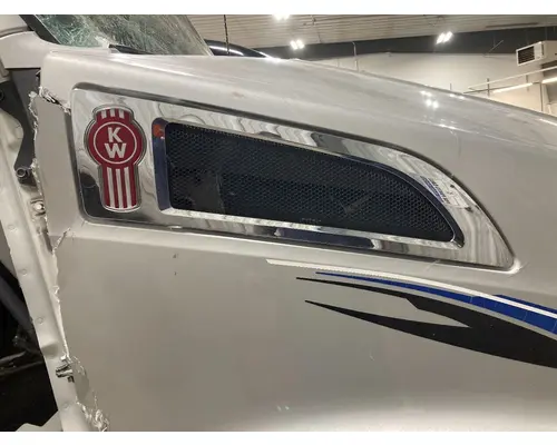 Kenworth T680 Hood Side Vent