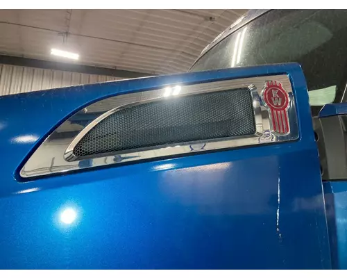 Kenworth T680 Hood Side Vent