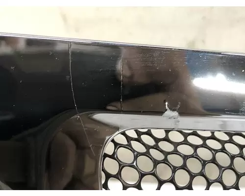 Kenworth T680 Hood Side Vent