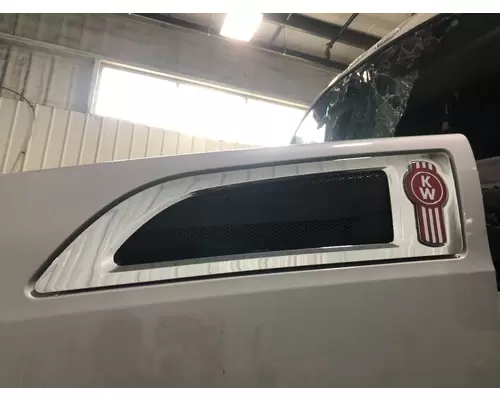 Kenworth T680 Hood Side Vent