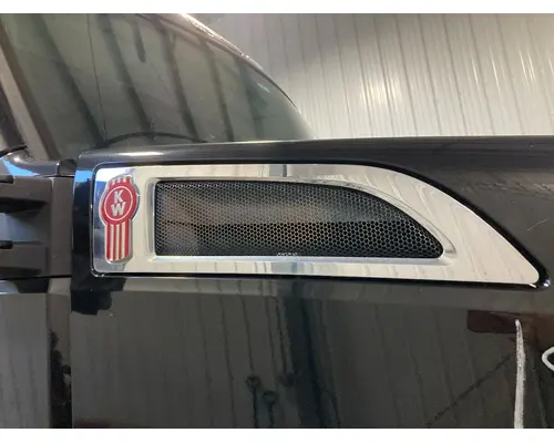 Kenworth T680 Hood Side Vent