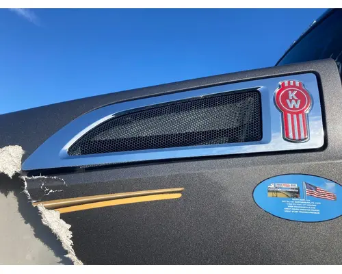 Kenworth T680 Hood Side Vent