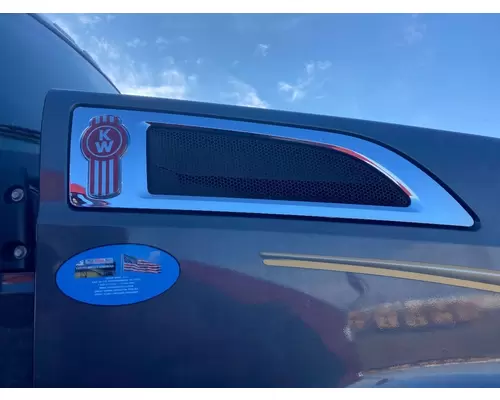 Kenworth T680 Hood Side Vent
