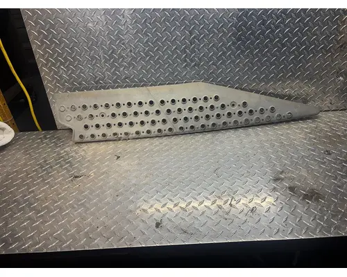 Step KENWORTH T680 Hatch Trucking &amp; Salvage Parts LLC