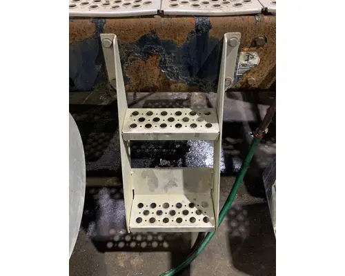 Step KENWORTH W900L Truck Salvage International Inc