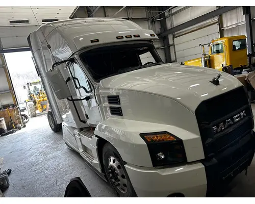 MACK ANTHEM Cab