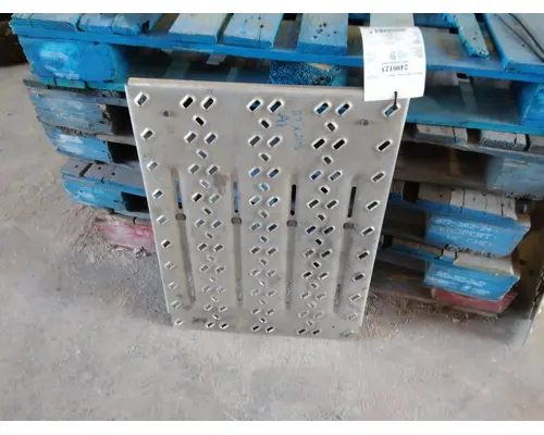 MACK ANTHEM DECK (CATWALK) STEP