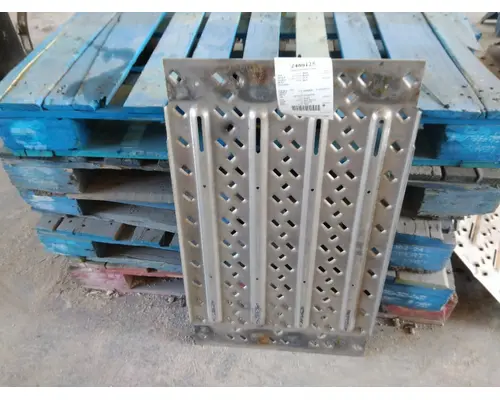 MACK ANTHEM DECK (CATWALK) STEP