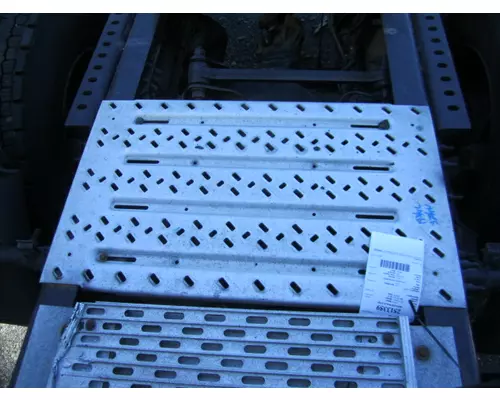 MACK ANTHEM DECK (CATWALK) STEP